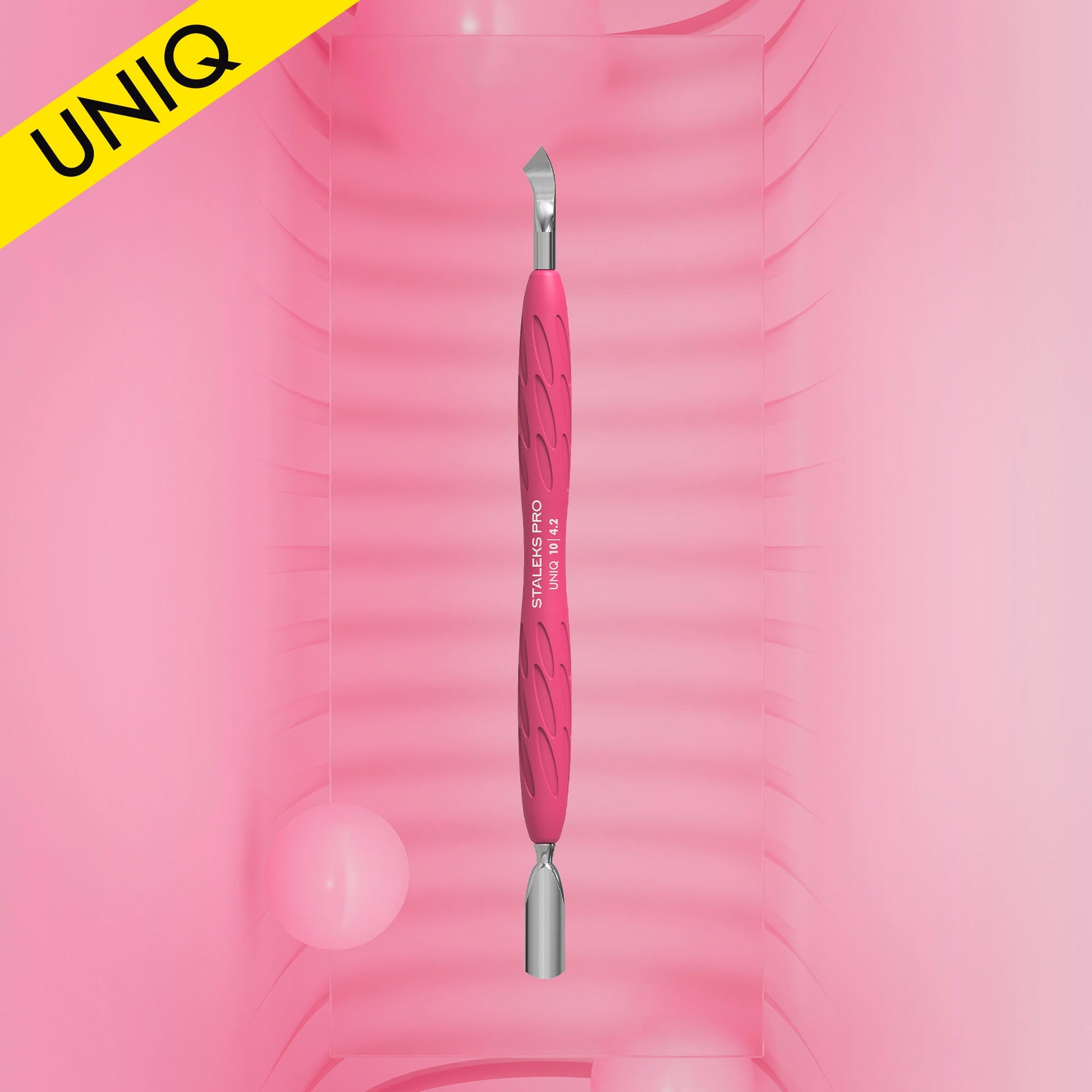 Poussoir à manucure Gummy avec manche en silicone UNIQ 10 TYPE 4.2 (poussoir étroit et arrondi et lame courbée)
